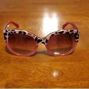 Cat eye cheetah print sunglasses with pink detail,